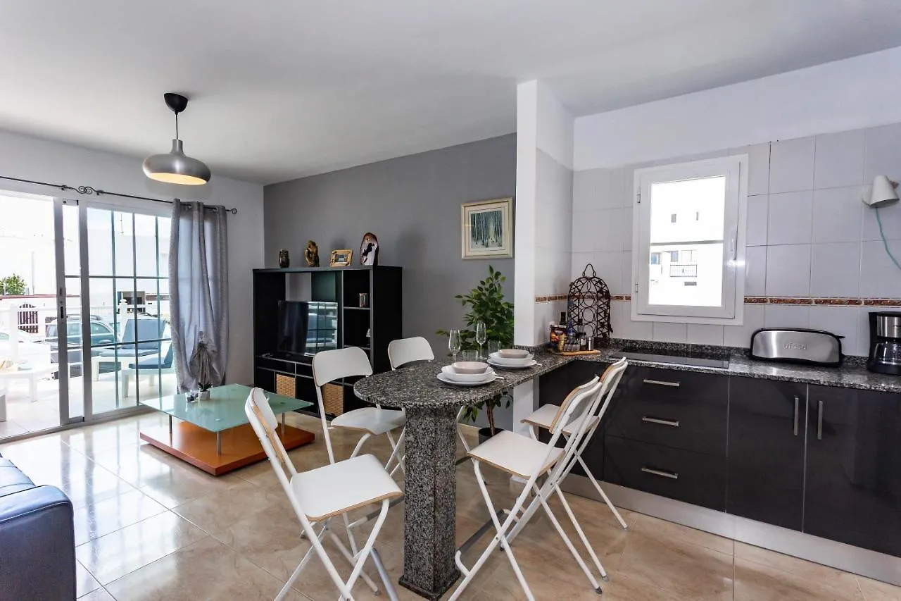 Bright Apartment 5 Minutes Walking From The Beach Tías