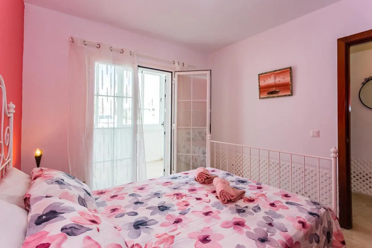 Bright Apartment 5 Minutes Walking From The Beach 蒂亚斯