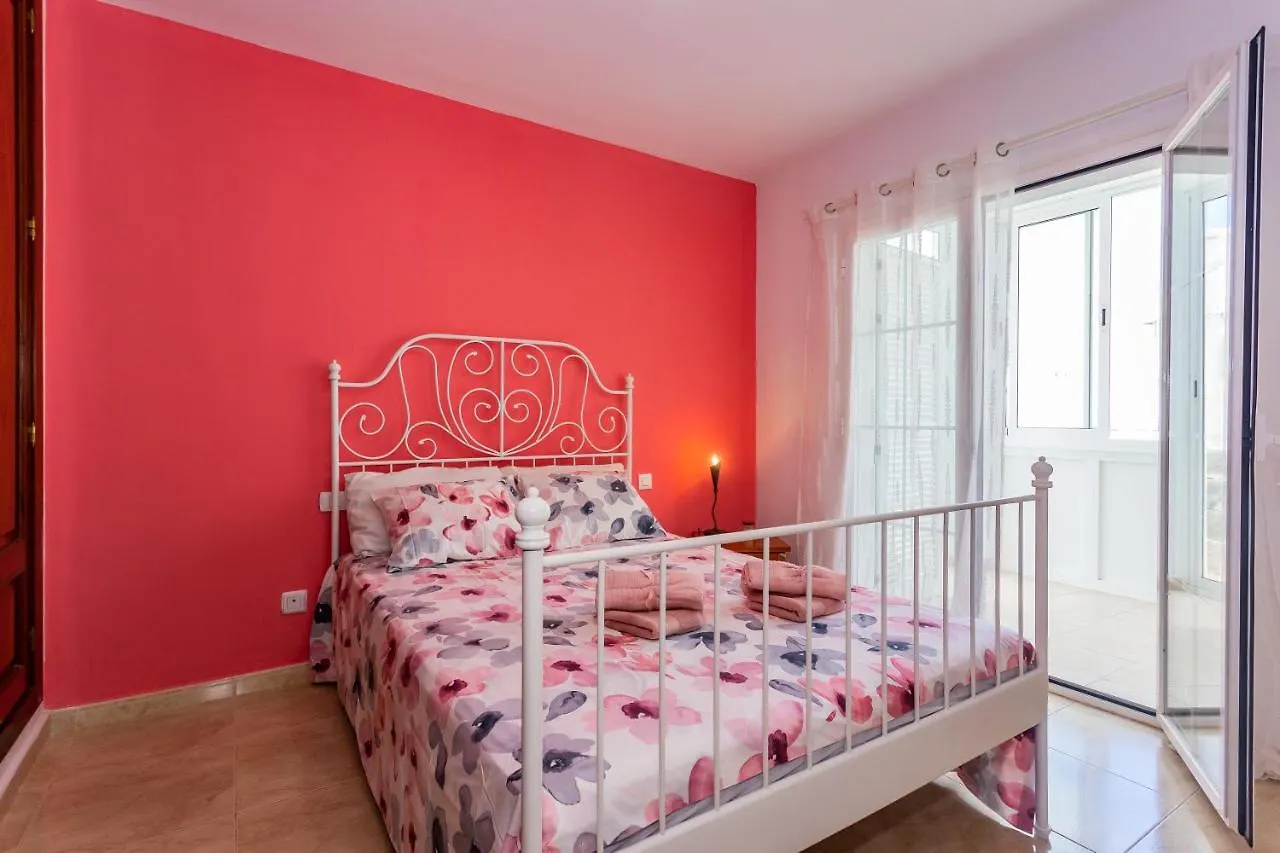 Bright Apartment 5 Minutes Walking From The Beach 蒂亚斯